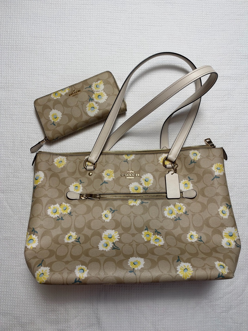 Coach Signature Gallery Tote Daisy Print Floral Tote & Wallet